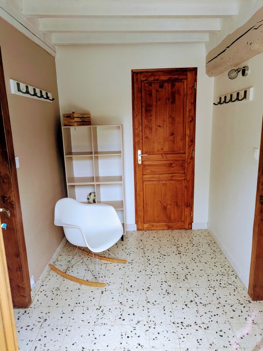 Entrée avec coin manteaux et chaussures<br />à gauche le salon cuisine, à droite la chambre Entrée avec coin manteaux et chaussures<br />à gauche le salon cuisine, à droite la chambre