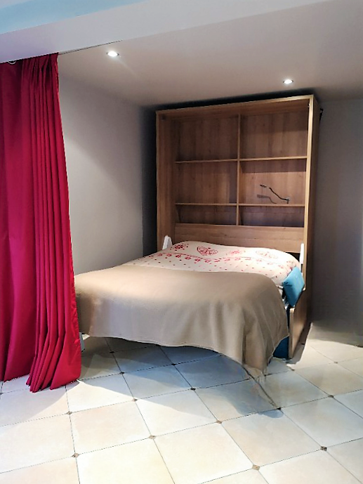 un coin nuit, séparé de la pièce principale par un rideau, pouvant accueillir deux personnes. un coin nuit, séparé de la pièce principale par un rideau, pouvant accueillir deux personnes.