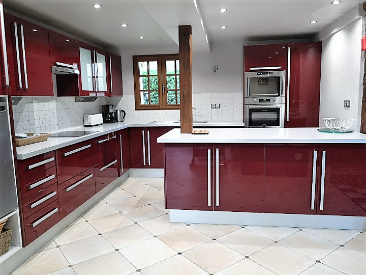 cuisine équipée avec grand plan de travail cuisine équipée avec grand plan de travail