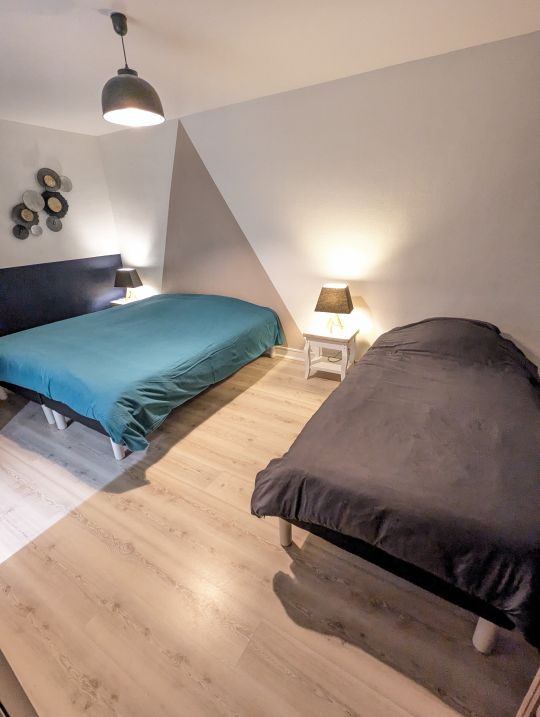 chambre le Lin avec 3 lits simples (possibilité de faire un lit double) chambre le Lin avec 3 lits simples (possibilité de faire un lit double)