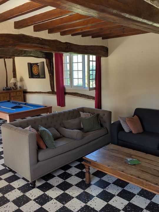 salon avec deux canapés, billard, cheminée salon avec deux canapés, billard, cheminée