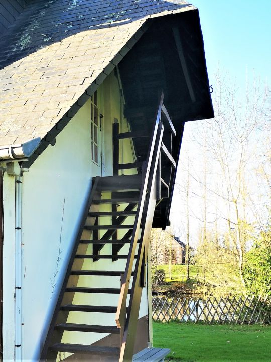 l'entrée est indépendante, par un escalier extérieur l'entrée est indépendante, par un escalier extérieur
