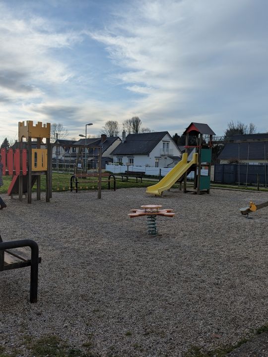 les jeux de la commune se trouvent à 100m du gîte en sortant les jeux de la commune se trouvent à 100m du gîte en sortant